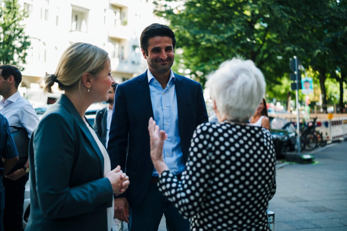 Wahlkampfreportage: Kandidat im Bürgergespräch auf der Straße