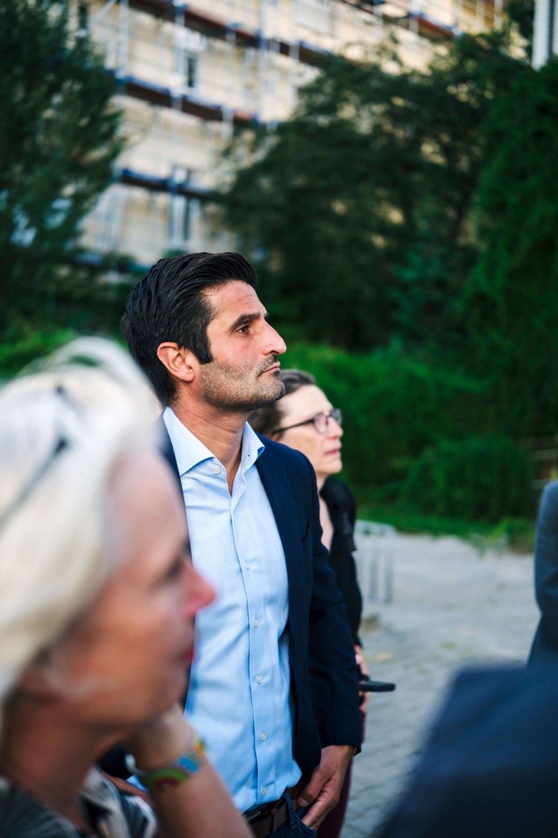 Wahlkampfreportage: Porträt des Kandidaten im Profil bei einem Termin