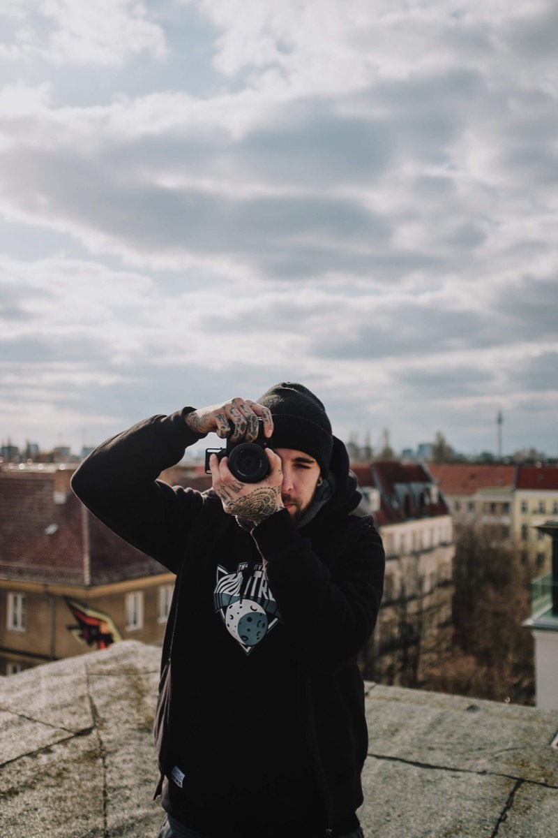 Businessfotografie: Person mit Kamera auf einer Dachterrasse