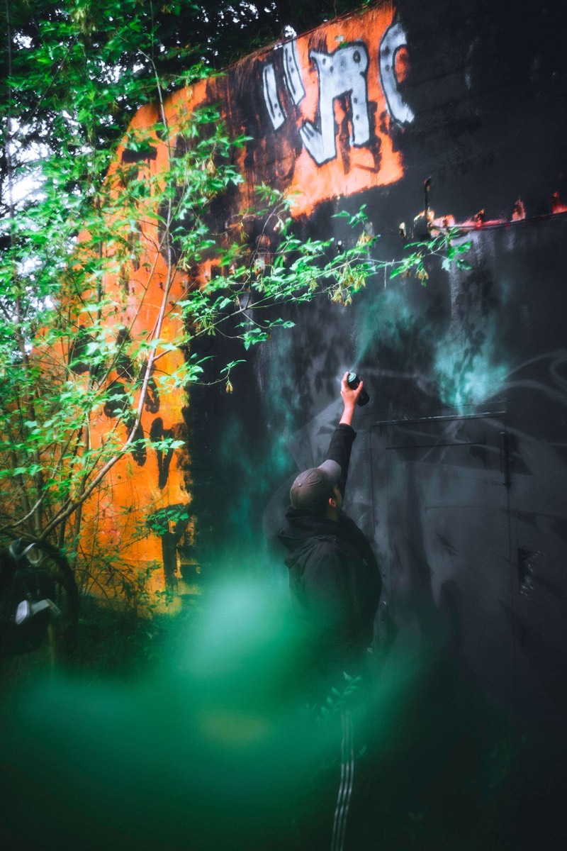 Streetart-Künstler beim Sprühen, atmosphärisches Künstlerporträt Leipzig
