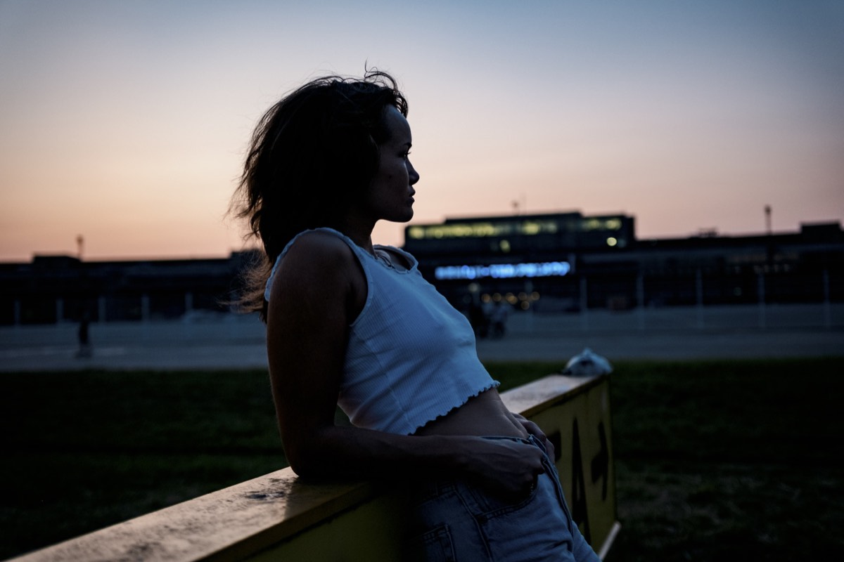 Outdoor-Porträt im goldenen Licht, Tempelhofer Feld Berlin