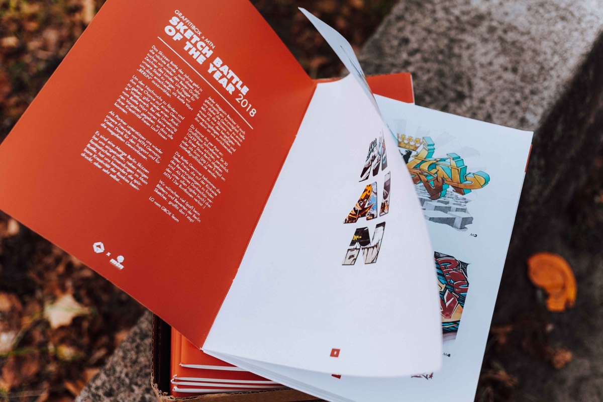 Aufgeschlagenes Heft „Sketch Battle of the Year 2018“ mit Wettbewerbsskizzen